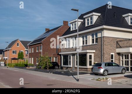 Niederländisches Vorstadtgebiet mit modernen Familienhäusern, neu gebauten modernen Familienhäusern in den Niederlanden Stockfoto