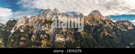 Bergpanorama im Tannheimer-Tal Gimpel Rote FlÃ¼h Kellenspitze im Herbst Stockfoto