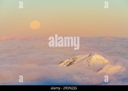 Sonnenaufgang mit Vollmond HÃ¤hlekopf im Tal Kleinwalsertal in den AllgÃ¤U Alpen österreich Stockfoto