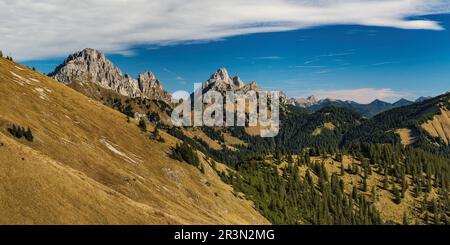 Tannheimer Valley vom Gipfel der Krinnenspitze im Herbst. Wandern in österreich Stockfoto