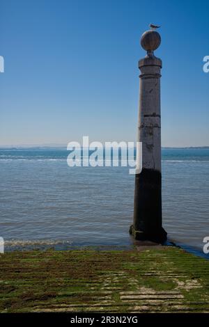 Cais das Coluna auf dem Fluss Tejo in Lissabon ist einer der ursprünglichen Orte des Kais und der Anlegestelle Stockfoto