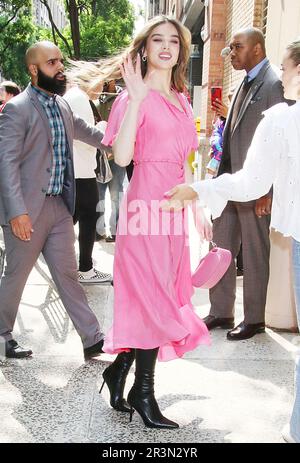 New York, New York, USA. 24. Mai 2023. Hailee Steinfeld gesehen bei Live mit Kelly und Mark in New York City am 24. Mai 2023. Kredit: Rw/Media Punch/Alamy Live News Stockfoto