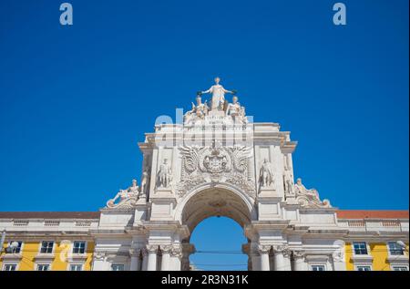 Die Rua Augusta Arch mit Blick auf den Platz Pracala do Comércio in Lissabon wurde erbaut, um dem Wiederaufbau von Lissabon nach dem Erdbeben von 1755 zu gedenken Stockfoto