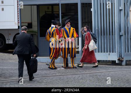 Vatikanstadt, Rom, ITALIEN. 24. Mai 2023. Die Aktivisten der Bewegung der letzten Generation, GUIDO VIERO und ESTER GOFFI, betreten den Vatikan. Die beiden werden in einem Prozess beschuldigt, sich am 18. August 2022 an der Basis der Laokoon-Statue in den Vatikanischen Museen festgeklebt zu haben. (Kreditbild: © Vincenzo Nuzzolese/ZUMA Press Wire) NUR REDAKTIONELLE VERWENDUNG! Nicht für den kommerziellen GEBRAUCH! Stockfoto