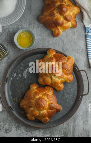 Mexikanisches Pan de Muertos für den Tag der Toten. Draufsicht Stockfoto