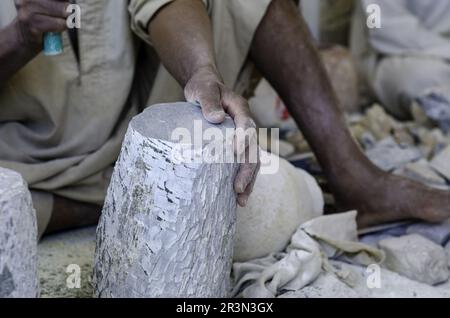 Hände eines ägyptischen Bildhauers bei der Arbeit mit einem Steinalabaster Stockfoto