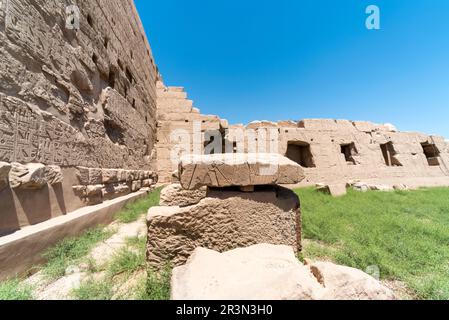 Antiker Tempel mit Hieroglyphen an der Wand in ägypten Stockfoto