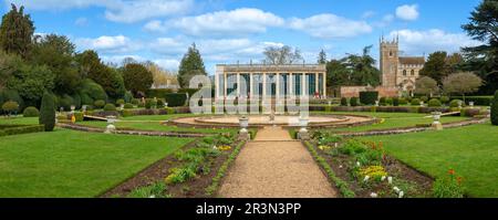 Formelle Gärten und Orangerie im Belton House ist ein denkmalgeschütztes Landhaus in der Nähe von Grantham in Lincolnshire, England Stockfoto