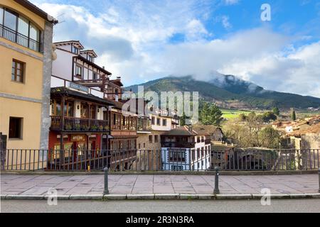 Urbane Szene der kantabrischen Stadt Potes im Nationalpark Picos de Europa Stockfoto