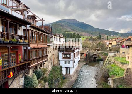 Urbane Szene der kantabrischen Stadt Potes im Nationalpark Picos de Europa Stockfoto