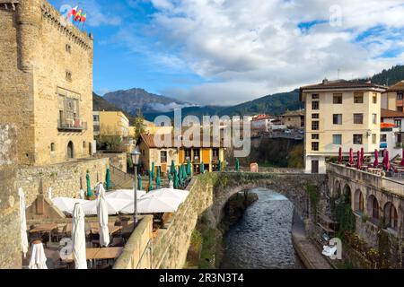 Urbane Szene der kantabrischen Stadt Potes im Nationalpark Picos de Europa Stockfoto