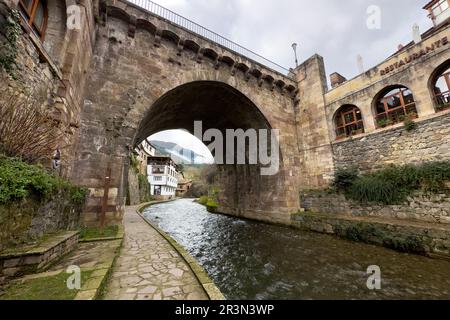 Blick auf eine mittelalterliche Brücke über den Fluss im Dorf Potes in Kantabrien, Spanien Stockfoto