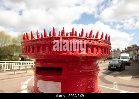 Seltsame Spitze auf rotem Briefkasten am Flussufer von Cambridge England Stockfoto