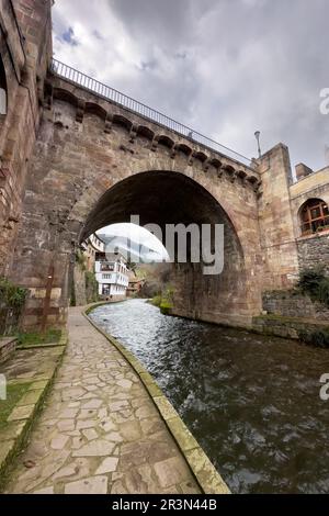 Blick auf eine mittelalterliche Brücke über den Fluss im Dorf Potes in Kantabrien, Spanien Stockfoto