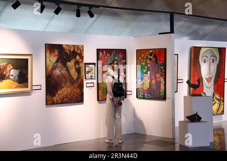 Kairo, Ägypten. 21. Mai 2023. Während der ersten Ausgabe des Forums Empower her Art in Kairo, Ägypten, am 21. Mai 2023 bestaunt ein Besucher Gemälde auf einer Kunstausstellung. PASSEND zu „Feature: Art Exhibition in Kairos Zivilisation Museum Highlights Women's Empowerment“ Kredit: Ahmed Gomaa/Xinhua/Alamy Live News Stockfoto