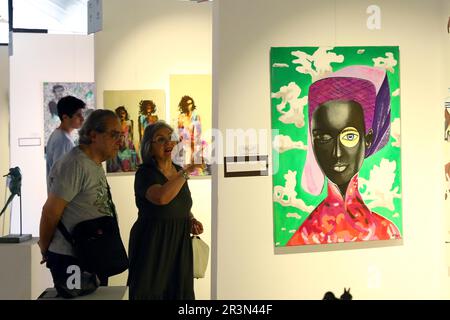 Kairo, Ägypten. 21. Mai 2023. Während der ersten Ausgabe des Forums Empower her Art in Kairo, Ägypten, am 21. Mai 2023 besuchen Besucher eine Kunstausstellung. PASSEND zu „Feature: Art Exhibition in Kairos Zivilisation Museum Highlights Women's Empowerment“ Kredit: Ahmed Gomaa/Xinhua/Alamy Live News Stockfoto