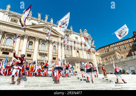 Vatikan, Vatikan. 24. Mai 2023. Italien, Rom, Vatikan, 2023/5/24 .Papst Franziskus während der wöchentlichen allgemeinen Audienz in St. Peters Platz im Vatikan. Foto von Fabio Pignata / Katholikisches Pressefoto . BESCHRÄNKT AUF REDAKTIONELLE VERWENDUNG - KEIN MARKETING - KEINE WERBEKAMPAGNEN. Kredit: Unabhängige Fotoagentur/Alamy Live News Stockfoto