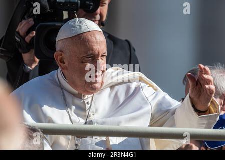 Vatikan, Vatikan. 24. Mai 2023. Italien, Rom, Vatikan, 2023/5/24 .Papst Franziskus während der wöchentlichen allgemeinen Audienz in St. Peters Platz im Vatikan. Foto von Fabio Pignata / Katholikisches Pressefoto . BESCHRÄNKT AUF REDAKTIONELLE VERWENDUNG - KEIN MARKETING - KEINE WERBEKAMPAGNEN. Kredit: Unabhängige Fotoagentur/Alamy Live News Stockfoto