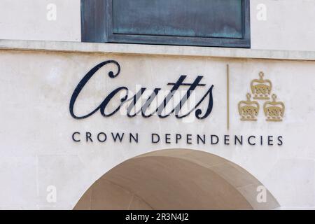 Coutts / RBSI Bank Eingangsschild, Broad Street, St Helier, Jersey, Kanalinseln Stockfoto