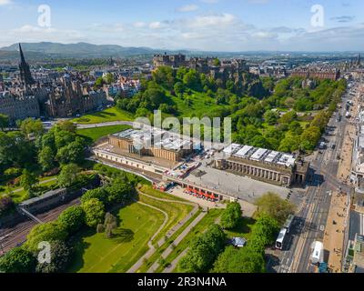 Die Princes Street Gardens und Museen in Edinburgh, Schottland, Großbritannien, aus der Vogelperspektive aus der Vogelperspektive Stockfoto