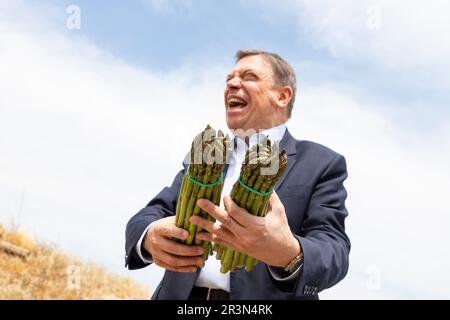 Luis Planas. Minister für Landwirtschaft, Fischerei, Ernährung und Umwelt Spaniens. Öffentliche Figur auf der Straße. Fotografie. MADRID, SPANIEN - MAI 23, Stockfoto