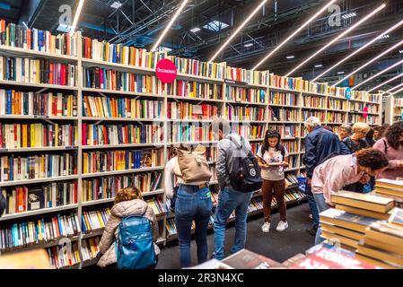 Turin, Italien - 22. Mai 2023: Besucher vor Regalen mit billigen Gebrauchtbüchern auf der Turiner Weltbuchmesse 35. Stockfoto