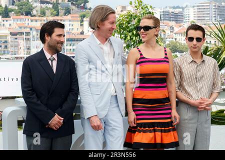 Jason Schwartzman, Wes Anderson, Scarlett Johansson und Jake Ryan nehmen am 24. Mai 2023 beim Filmfestival 76. in Cannes im Palais des Festivals in Cannes, Frankreich, an der Fotokonferenz „Asteroid City“ Teil. Stockfoto