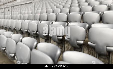 Graue leere Stühle in einem Fußballstadion Stockfoto