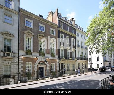 Elegante georgianische Häuser auf der Westseite des Berkeley Square im wohlhabenden Londoner Stadtteil Mayfair. Stockfoto