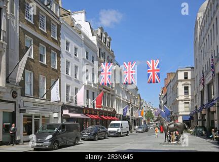 New Bond Street, London, Großbritannien, Blick nach Norden. Im Herzen des Mayfair-Viertels. Zeigt Luxusläden einschließlich Boutique Cartier (Zentrum) Stockfoto