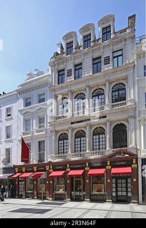 Außenansicht des luxuriösen Juwelierladens Boutique Cartier an der New Bond Street in London, im Herzen des wohlhabenden Stadtviertels Mayfair. Stockfoto