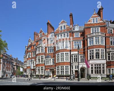 Luxusapartments auf Carlos Place, Mayfair, London, Großbritannien. Die kunstvoll verzierte Fassade an der Ecke Carlos Place und Mount Street ist zu sehen Stockfoto