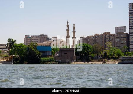 Slumhäuser von Kairo am Ufer des Nils in Ägypten Stockfoto