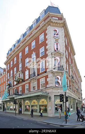 Fortnum und Mason, das berühmte Luxusgeschäft in Piccaddilly, London, Großbritannien. Außenansicht - Ecke Piccadilly und Duke Street. Stockfoto