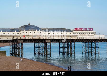 Brighton Palace Pier, denkmalgeschützter Vergnügungssteg an der Strandpromenade von Brighton, berühmtes Wahrzeichen von Brighton, East Sussex, England, Großbritannien Stockfoto