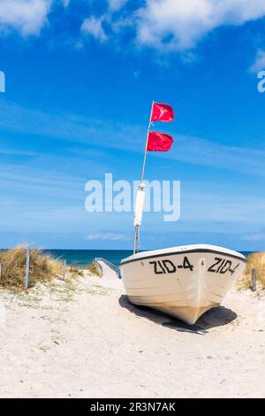 Angelboot/Fischerboot am Strand der Ostsee Stockfoto