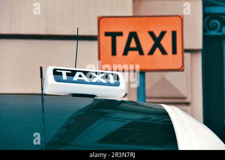 Dachwagen - Taxi-Schild in Italien mit Blick auf ein Taxi-Schild als Hintergrund Stockfoto