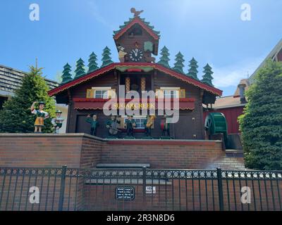 Eine riesige Kuckucksuhr mit Figuren, die jede halbe Stunde zur Musik wechseln, ist eine der wichtigsten Attraktionen in Sugarcreek, Ohio. Stockfoto