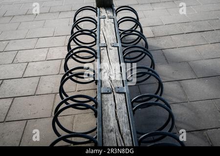 Ein leerer Fahrradschuppen im Park. Warmer, sonniger Tag. Stockfoto