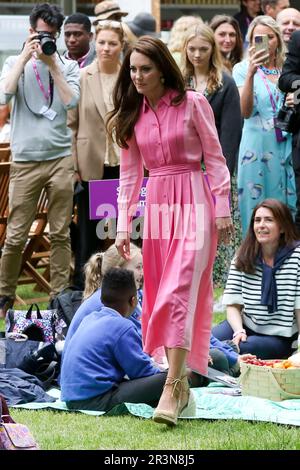 London, Großbritannien. 22. Mai 2023. Catherine, Prinzessin von Wales, besucht Schaugärten während der RHS Chelsea Flower Show, einer Gartenshow der Royal Horticultural Society auf dem Gelände des Royal Hospital Chelsea. Die jährliche Gartenausstellung findet vom 23. Mai bis 27. Mai fünf Tage lang statt. Während des königlichen Besuchs sprach Catherine, Prinzessin von Wales, mit Kindern aus 10 Schulen, die an der RHS-Kampagne für Schulgärten teilnahmen. (Foto: Dinendra Haria/SOPA Images/Sipa USA) Guthaben: SIPA USA/Alamy Live News Stockfoto