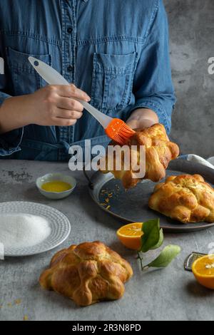 Frau, die Pan de muertos Brot der Toten für den mexikanischen Tag der Toten bereitet Stockfoto