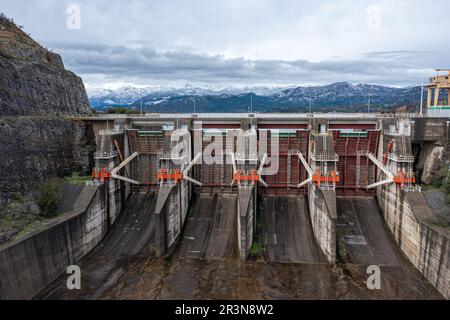 Damm weiter wie Colbun in Chile. Luftaufnahme von Drohnen Stockfoto