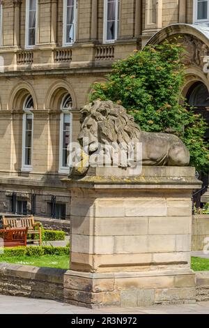 Einer der Saltaire Lions - 'Frieden' vor der Victoria Hall in Saltaire, Yorkshire. Saltaire ist ein UNESCO-Weltkulturerbe. Die Skulptur wurde von Thomas Milnes gestaltet. Stockfoto