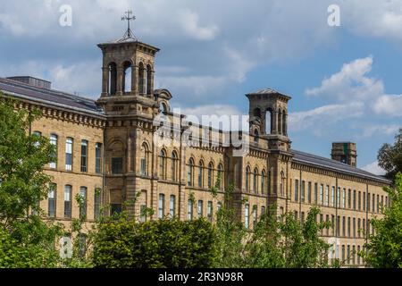 Salts Mill, eine ehemalige Yorkshire Texturmühle in Saltaire, Yorkshire. Saltaire ist ein viktorianisches Dorf und gehört zum UNESCO-Weltkulturerbe. Stockfoto