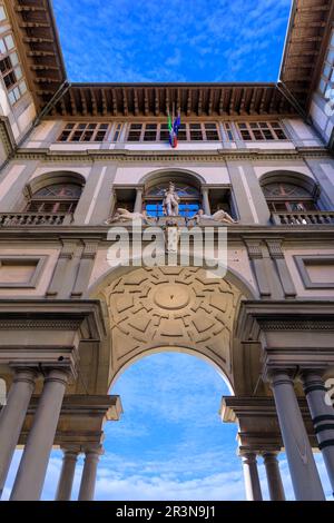 Die Uffizien in Florenz, Italien: Blick auf den engen Innenhof zwischen den beiden Flügeln des Schlosses. Stockfoto