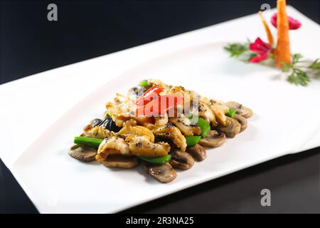 Gebratene Abalone mit gemischten Pilzen und schwarzem Trüffel umrühren Stockfoto