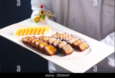 Kantonesisches Barbecue (Siu Mei)，𝐁𝐚𝐫𝐛𝐞𝐜𝐮𝐞𝐝 𝐇𝐨𝐧𝐞𝐲 𝐏𝐨𝐫𝐤 mit gesalzenem Eigelb Stockfoto