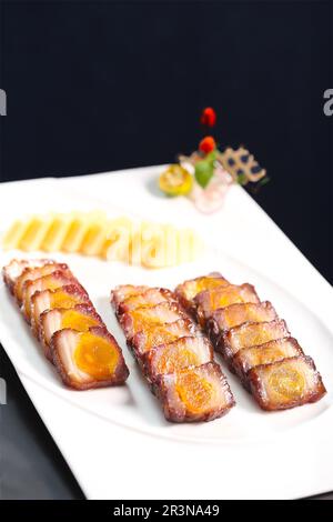 Kantonesisches Barbecue (Siu Mei)，𝐁𝐚𝐫𝐛𝐞𝐜𝐮𝐞𝐝 𝐇𝐨𝐧𝐞𝐲 𝐏𝐨𝐫𝐤 mit gesalzenem Eigelb Stockfoto