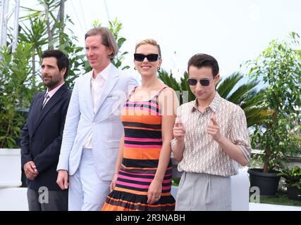 Cannes, Frankreich. 25. Mai 2023. Jason Schwartzman, Wes Anderson, Scarlett Johansson, Jake Ryan nehmen am 24. Mai 2023 im Palais des Festivals in Cannes, Frankreich, an der „Asteroid City“-Fotokonferenz zum 76. Filmfestival in Cannes Teil. DGP/imageSPACE/Sipa USA Kredit: SIPA USA/Alamy Live News Stockfoto