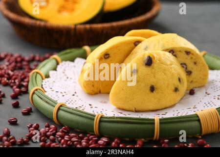 Nahaufnahme des köstlichen chinesischen gedämpften Biskuitkuchen namens Fa Gao für das MondNeujahrsfestival mit traditioneller Küche Stockfoto